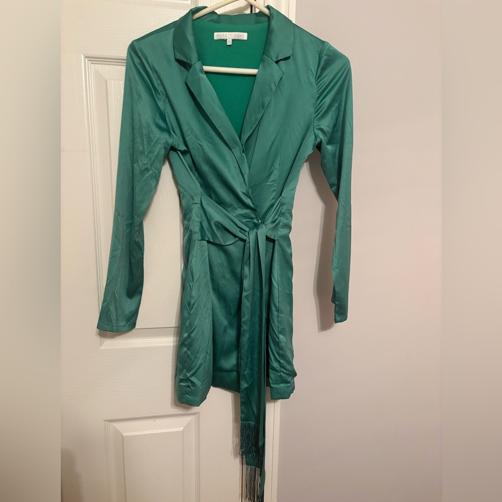 Revolve (MORE TO COME) - XS Long Sleeved Green Mini Dress
- Tasseled Waist Tie